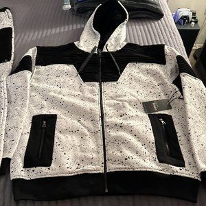 VENO CLOTHING  SIZE IS 3XL WHITE & BLACK